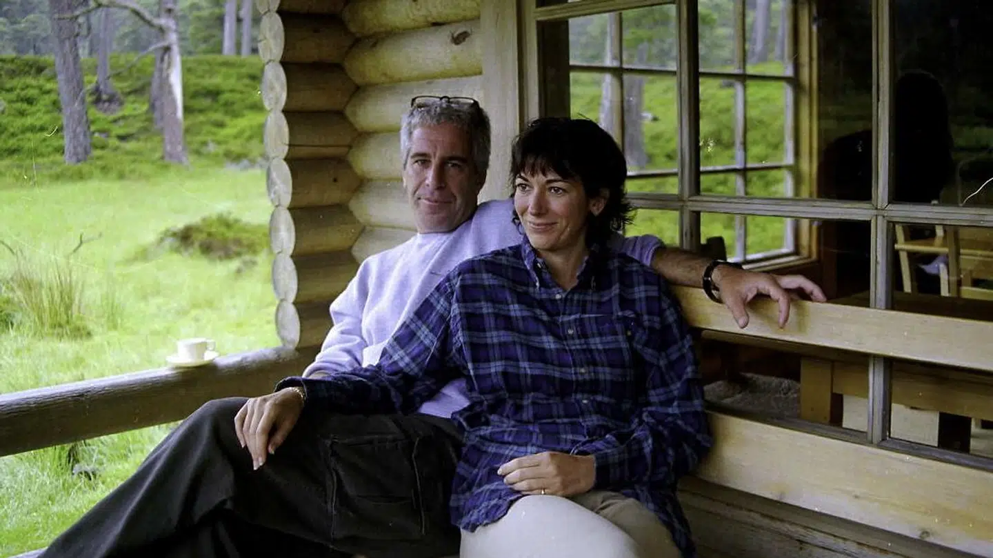 I retten blev dette billede af Jeffrey Epstein og Ghislaine Maxwell, der sidder på en bænk ved en hytte tilhørende Balmoral Slot vist.