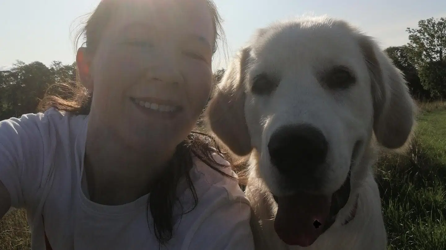 33-årige Malene Vejle Nerving vil gerne arbejde på et plejehjem, men har svært ved at finde et job, fordi hun er ufaglært. Her er hun med hunden Freddie.