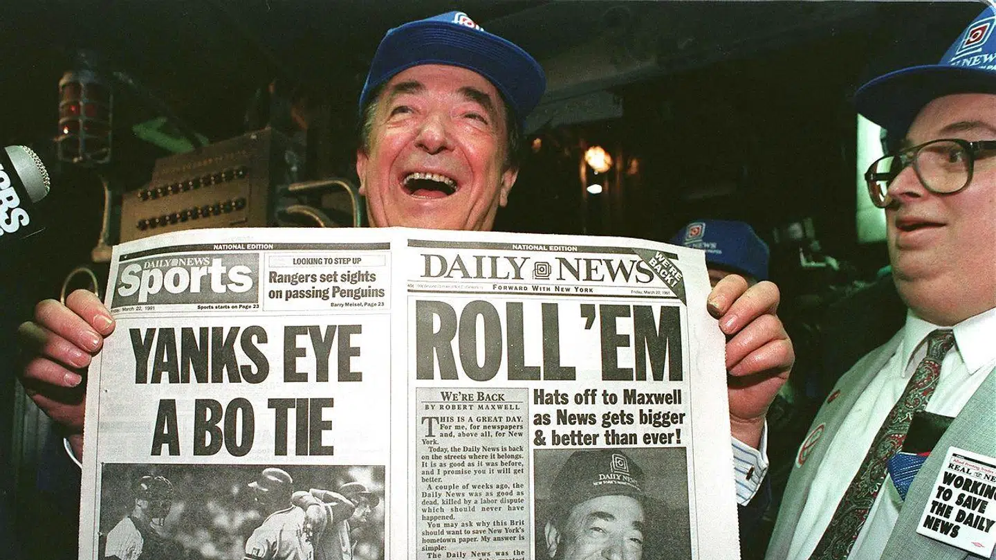 Robert Maxwell viser første udgave af New York Daily News, som er publiceret under hans ejerskab, frem.