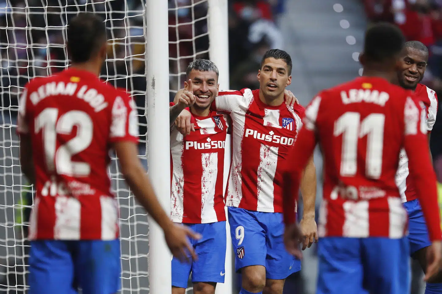 Atletico Madrids angriber Angel Correa kunne fejre sin anden scoring i kampen med angrebsmakkeren Luis Suarez. Susana Vera/Reuters