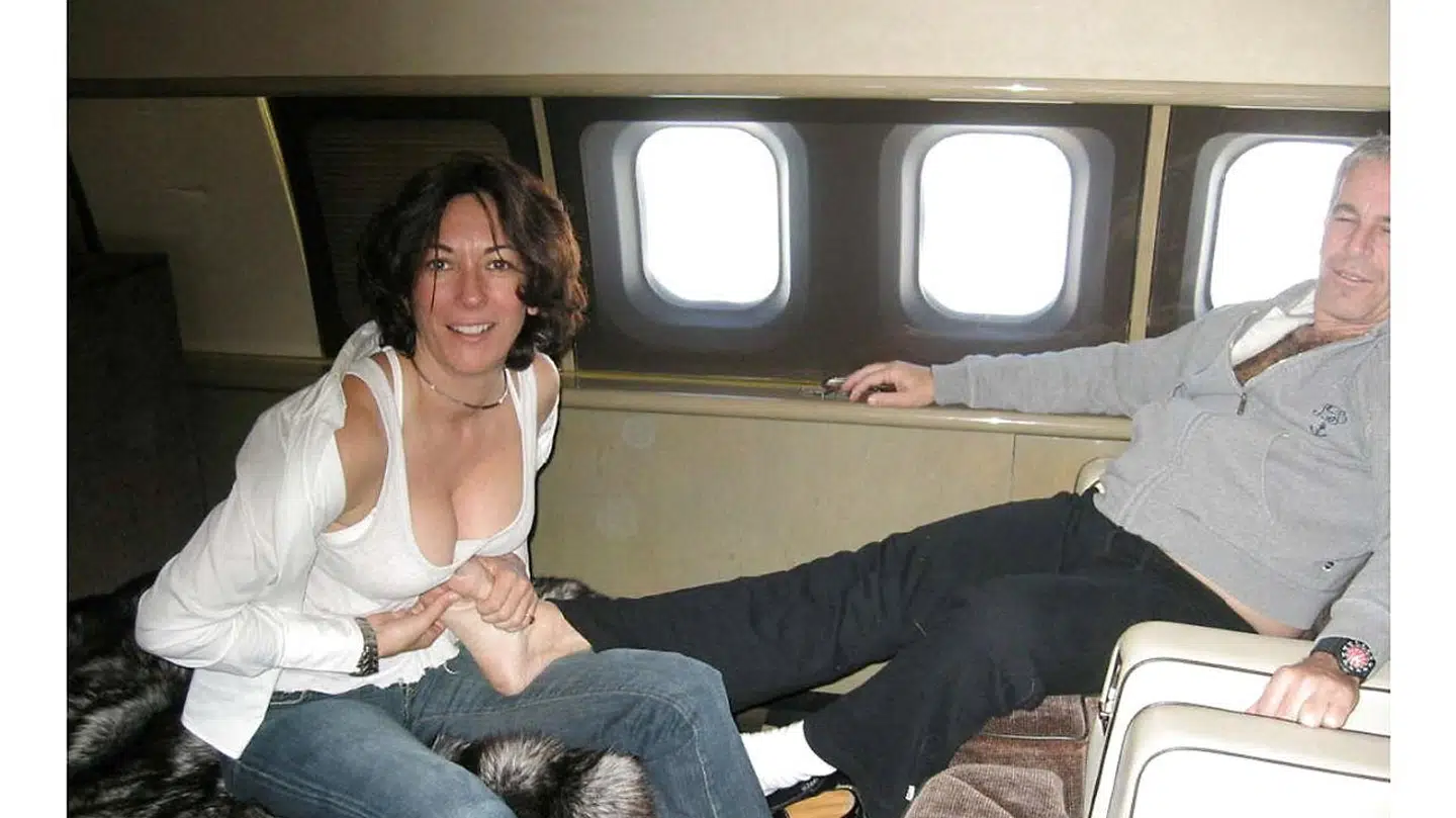 Ghislaine Maxwell giver Jeffrey Epstein en fodmassage. Nu er hun dømt, og han er død. Foto: AFP PHOTO / US District Court for the Southern District of New York