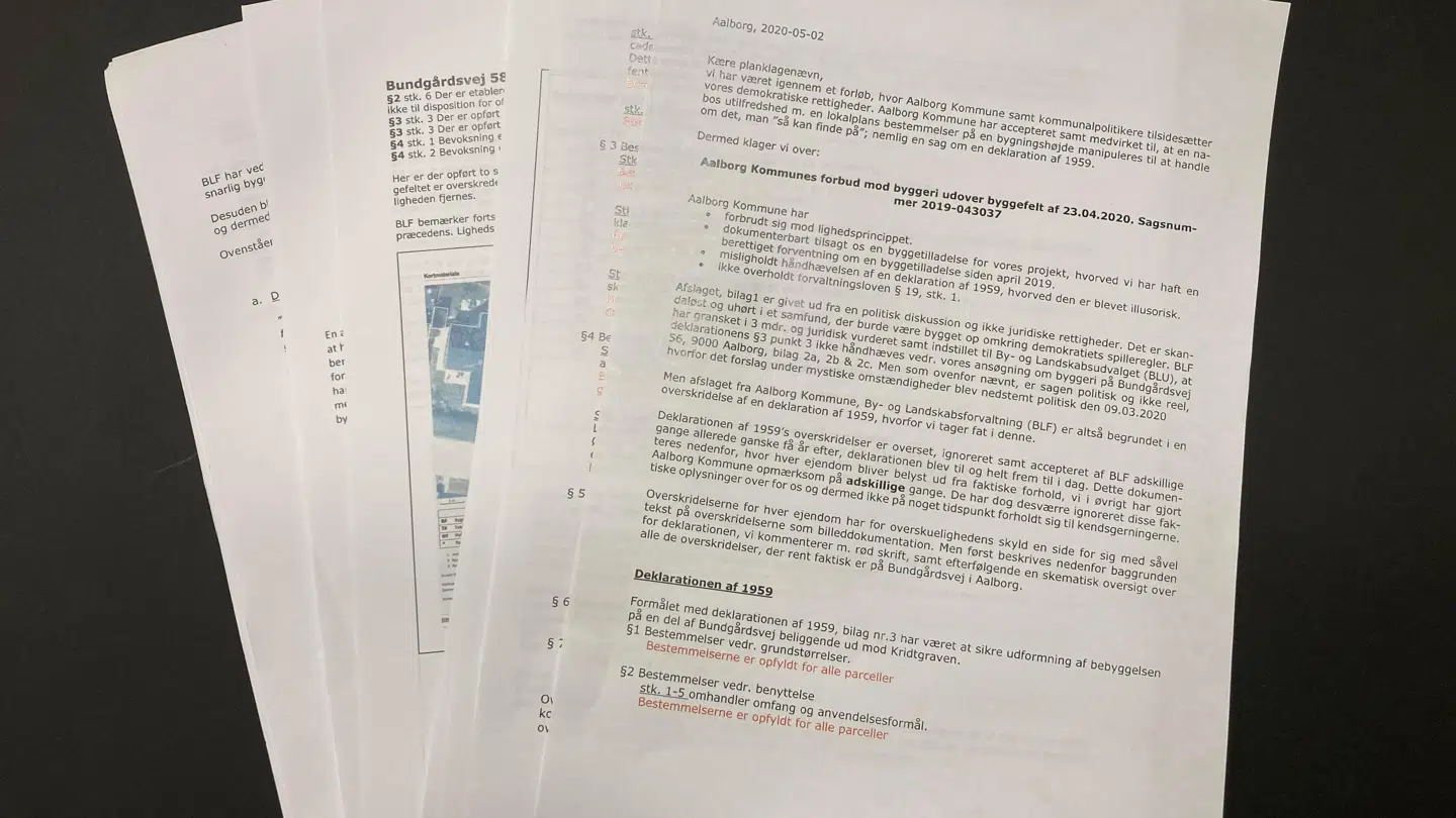 Parret fik medhold i deres klage på 27 sider til Planklagenævnet. Men så lavede kommunen en ny lokalplan for de 17 parceller, hvor Bundgårdsvej 56 ligger – og parrets byggeri opfylder ikke de bestemmelser, der er i den nye lokalplan.