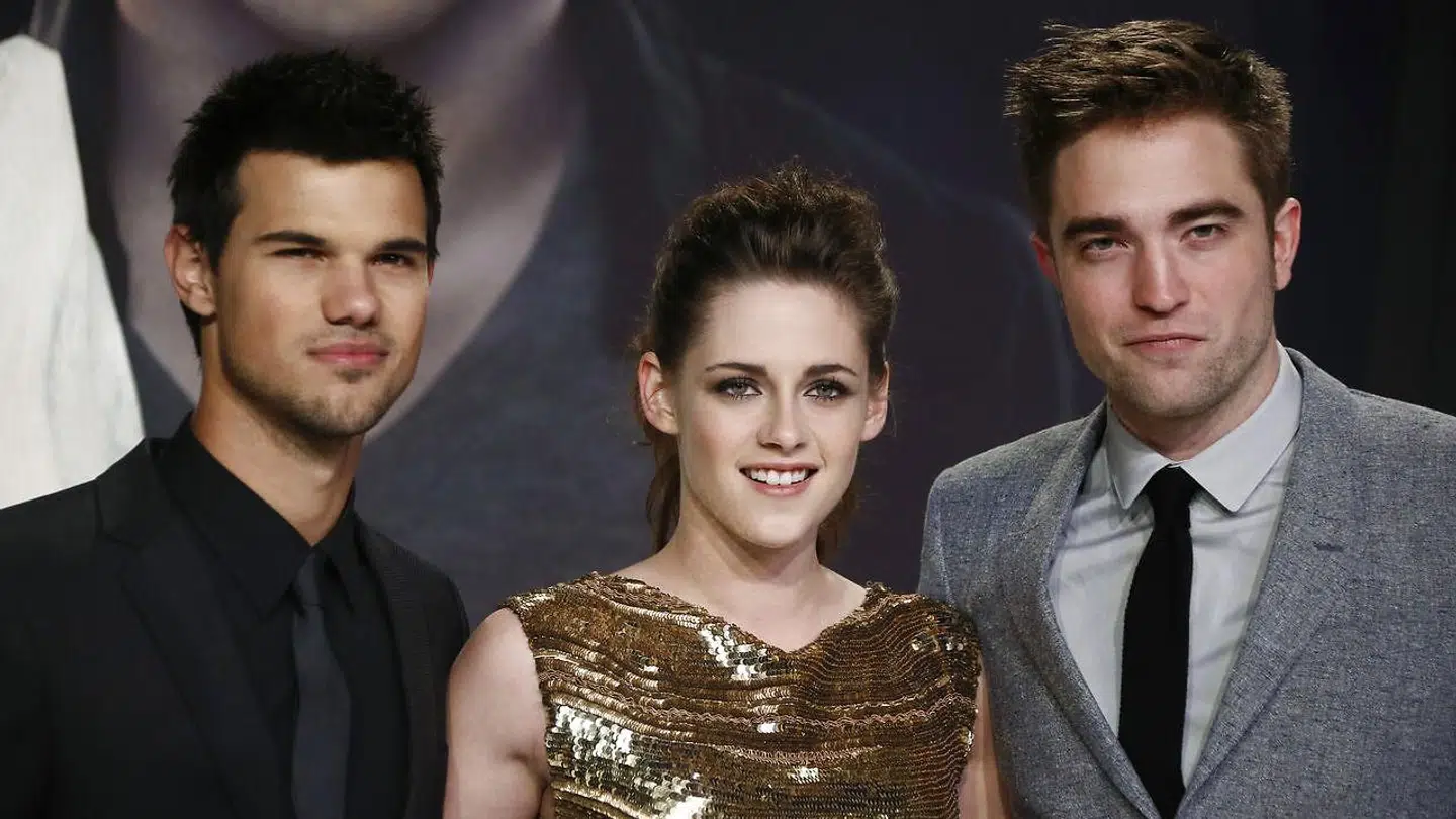 Kristen Stewart blev teenidol i hele verden, da hun spillede Bella i 'Twilight'-filmene med Robert Pattinson og Taylor Lautner (venstre). Dengang var hun kæreste med Robert Pattinson.