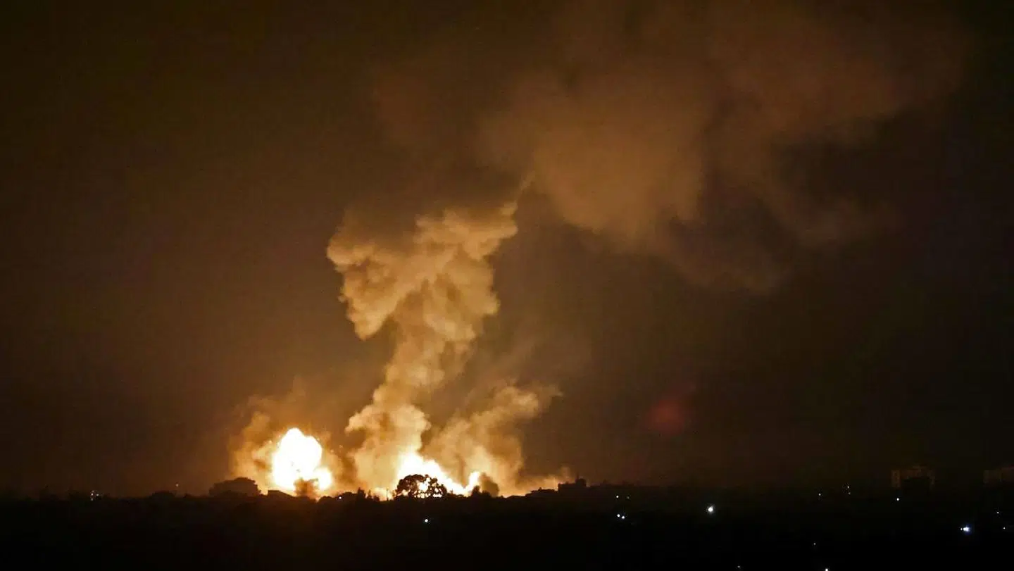 Israel har lørdag aften lokal tid angrebet flere mål i Gazastriben.