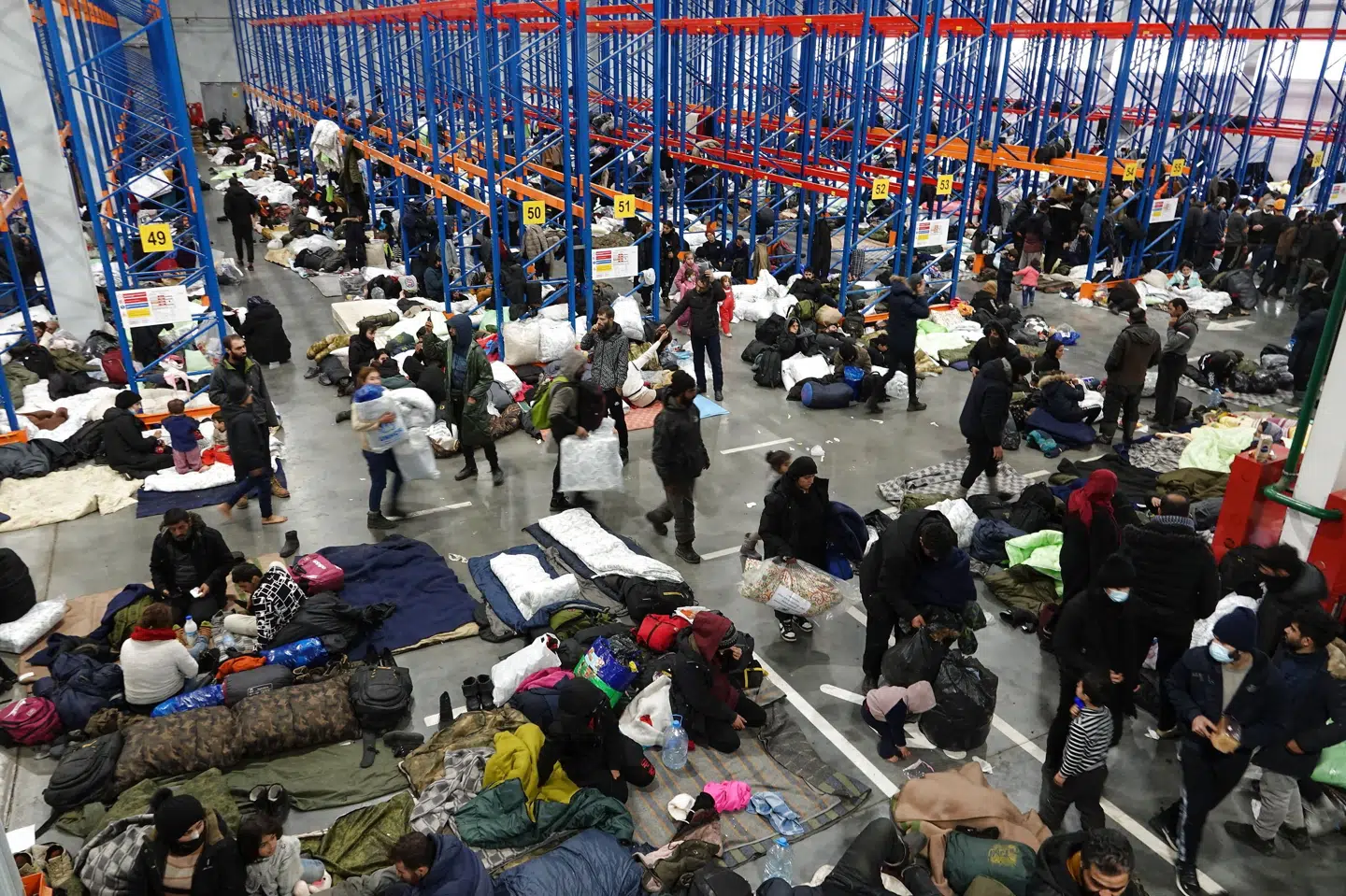 Der opholder sig stadig 600 migranter i en midlertidig lejr i en lagerbygning i byen Brusgi. (Arkivfoto) Ulf Mauder/Ritzau Scanpix