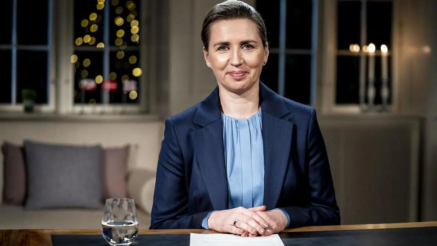 Statsminister Mette Frederiksens hænder blev holdt helt i ro.