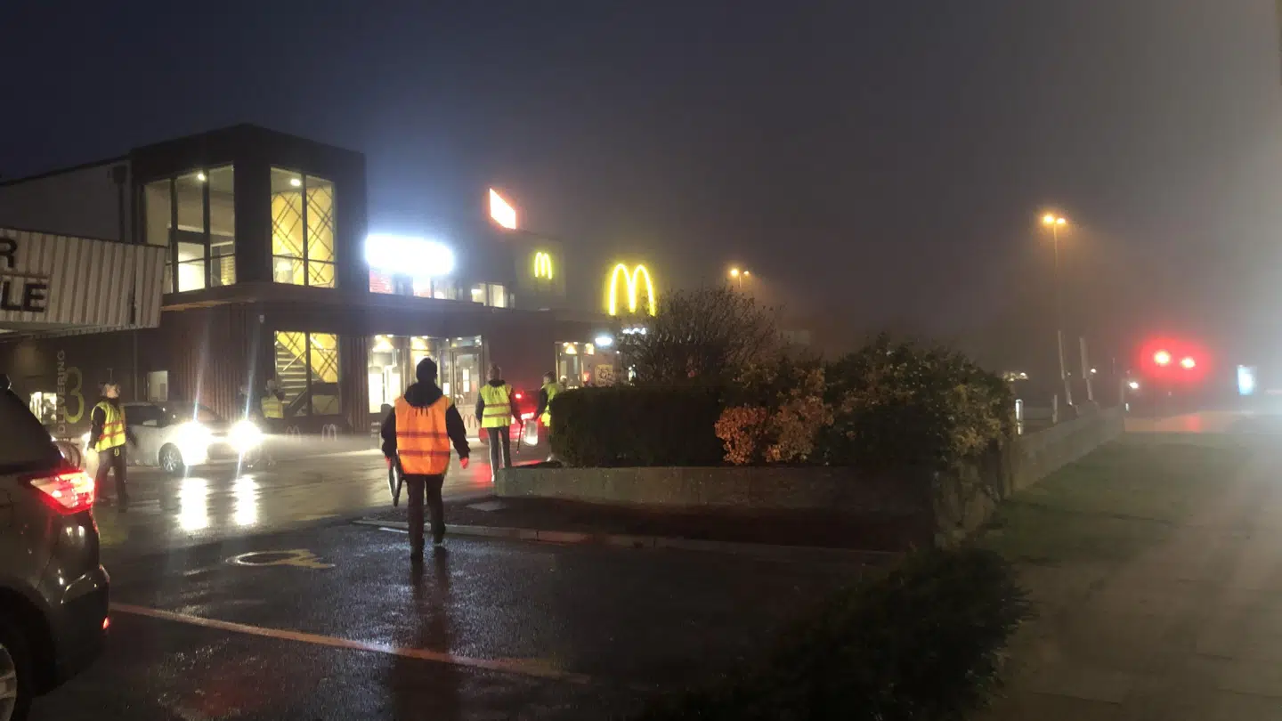 Medarbejderne dirigerer kunderne ved McDonald's i Nørresundby.