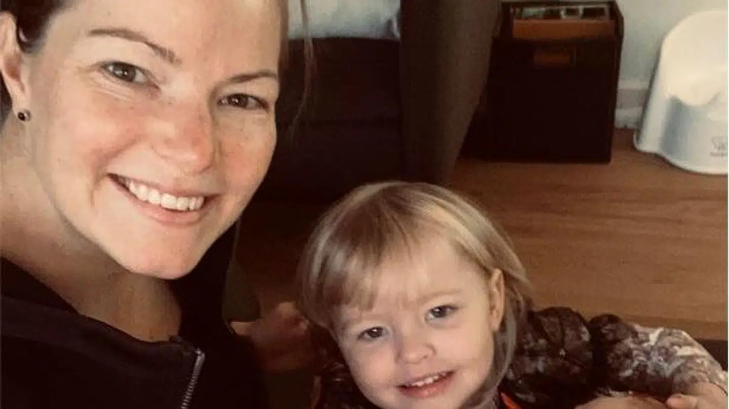 Christinna Pedersen og Kamilla Rytter Juhl har båret et barn hver. På billedet ses Christinna med datteren Molly, der blev båret af Kamilla. Noget, der til tider godt kunne give Christinna udfordringer i relationen med datteren i hendes første leveår.