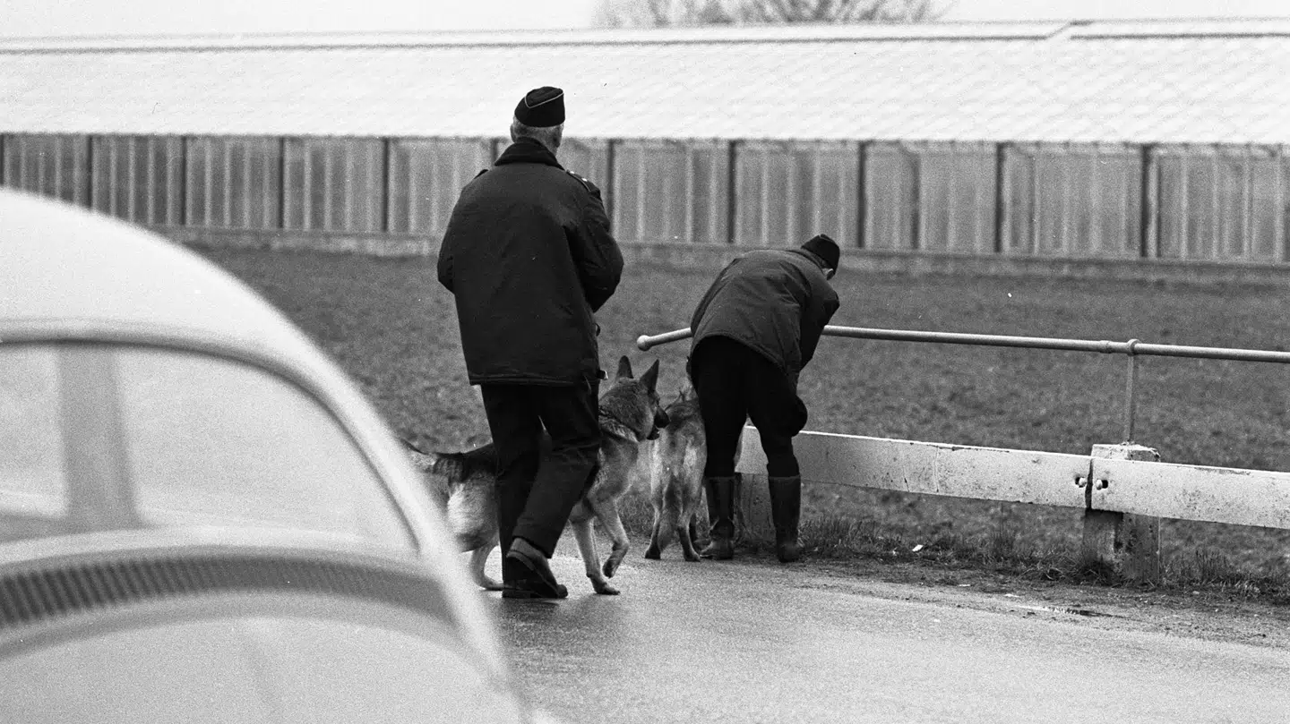 Politiet fulgte med hunde drabsmandens spor, men de ledte aldrig til noget. Foto: Fyens Stiftstidendes pressefotosamling, Odense Stadsarkiv.