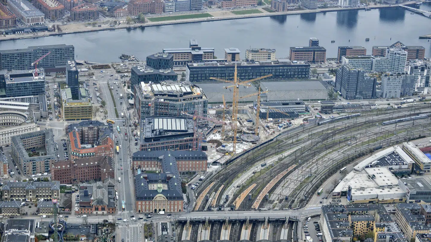 Her ses et luftofoto af byggeriet af den nye bydel Postbyen nær Københavns Hovedbanegård. Billedet er taget i midten af november. Foto: PR/Postbyen.dk