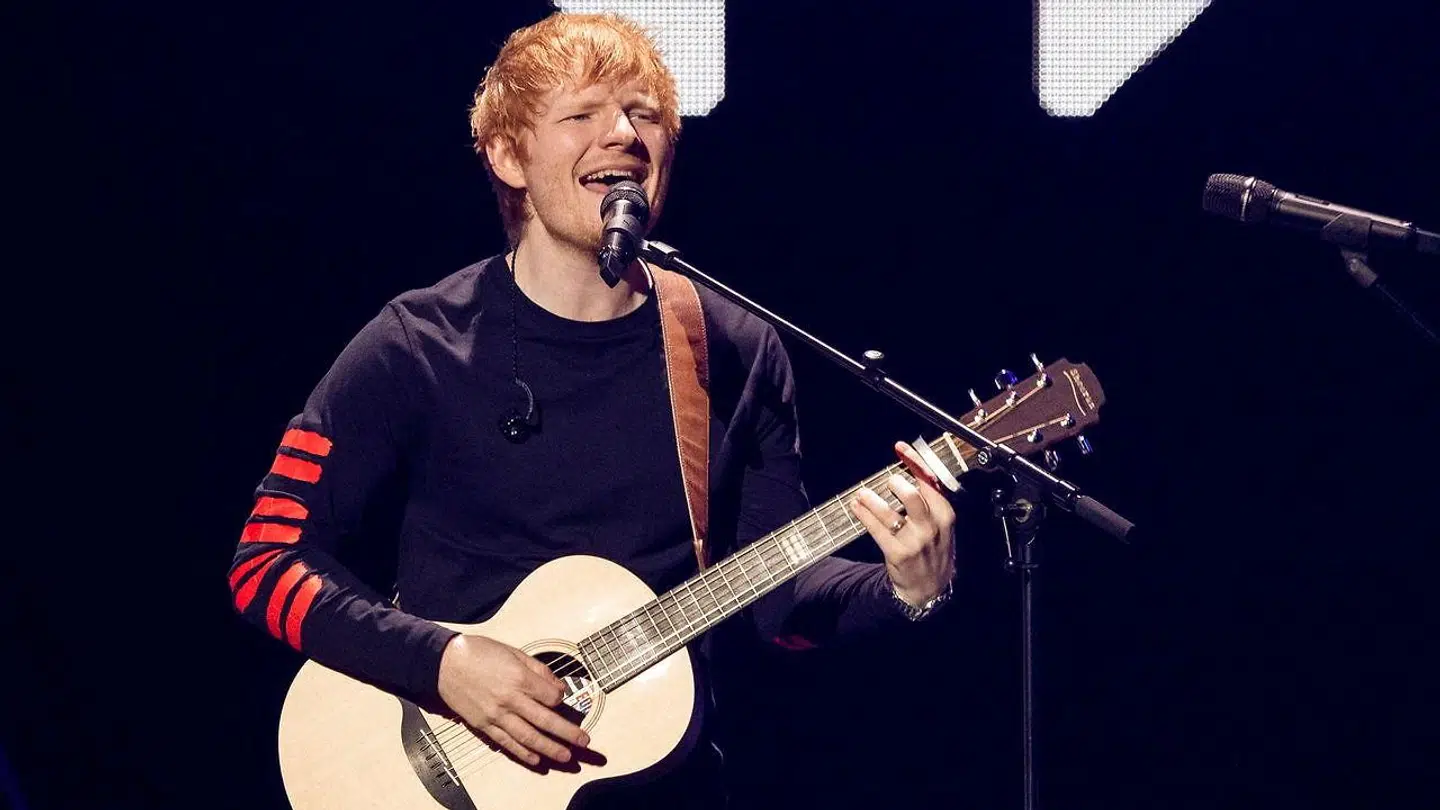 Her ses Ed Sheeran under en julekoncert i Madison Square Garden i New York 10. december. Til august næste år er det københavnernes tur til at nyde hans flotte stemme og ildrøde hår. Fire dage i træk giver han koncert i Øresundsparken.