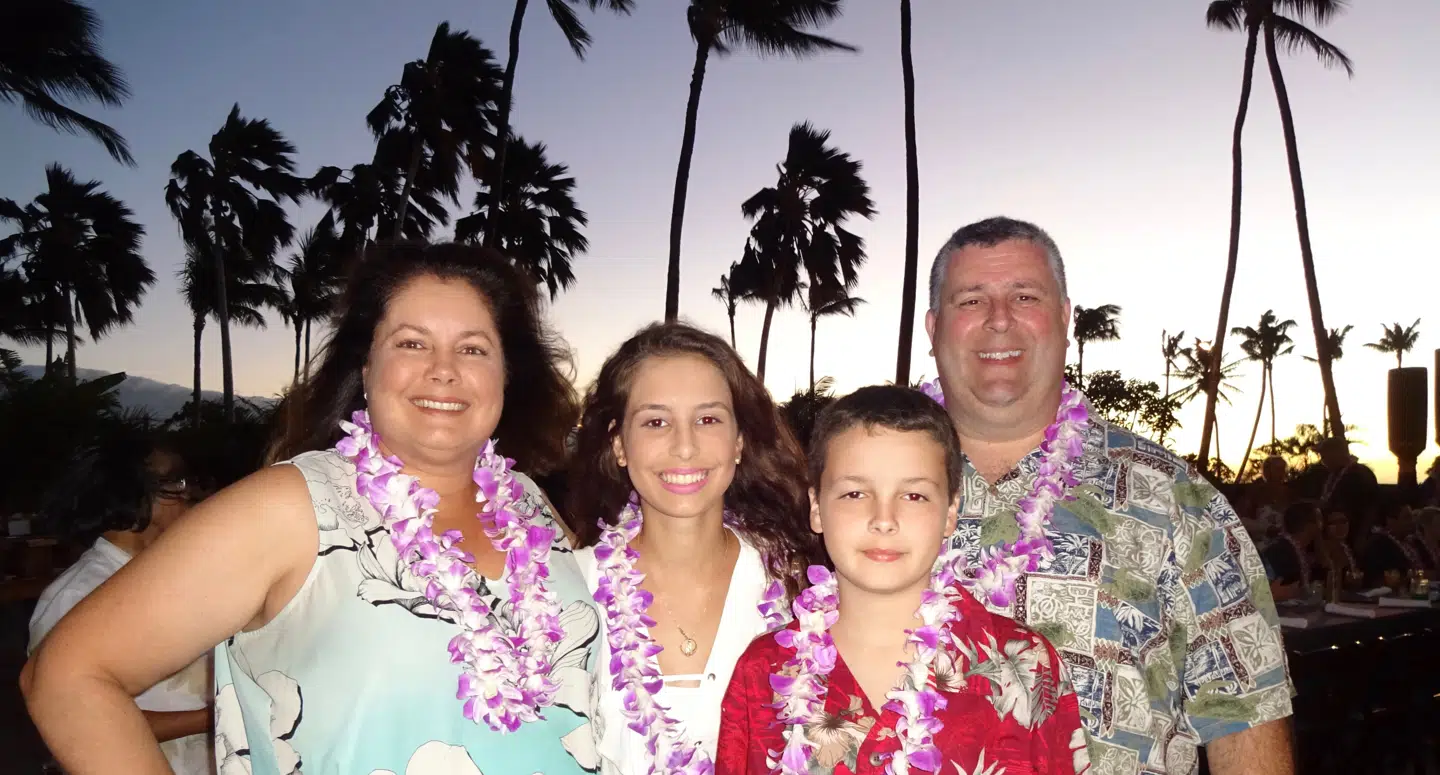 Gina Montalto med sine forældre og lillebror under en familieferie på Hawaii, året før hun døde.