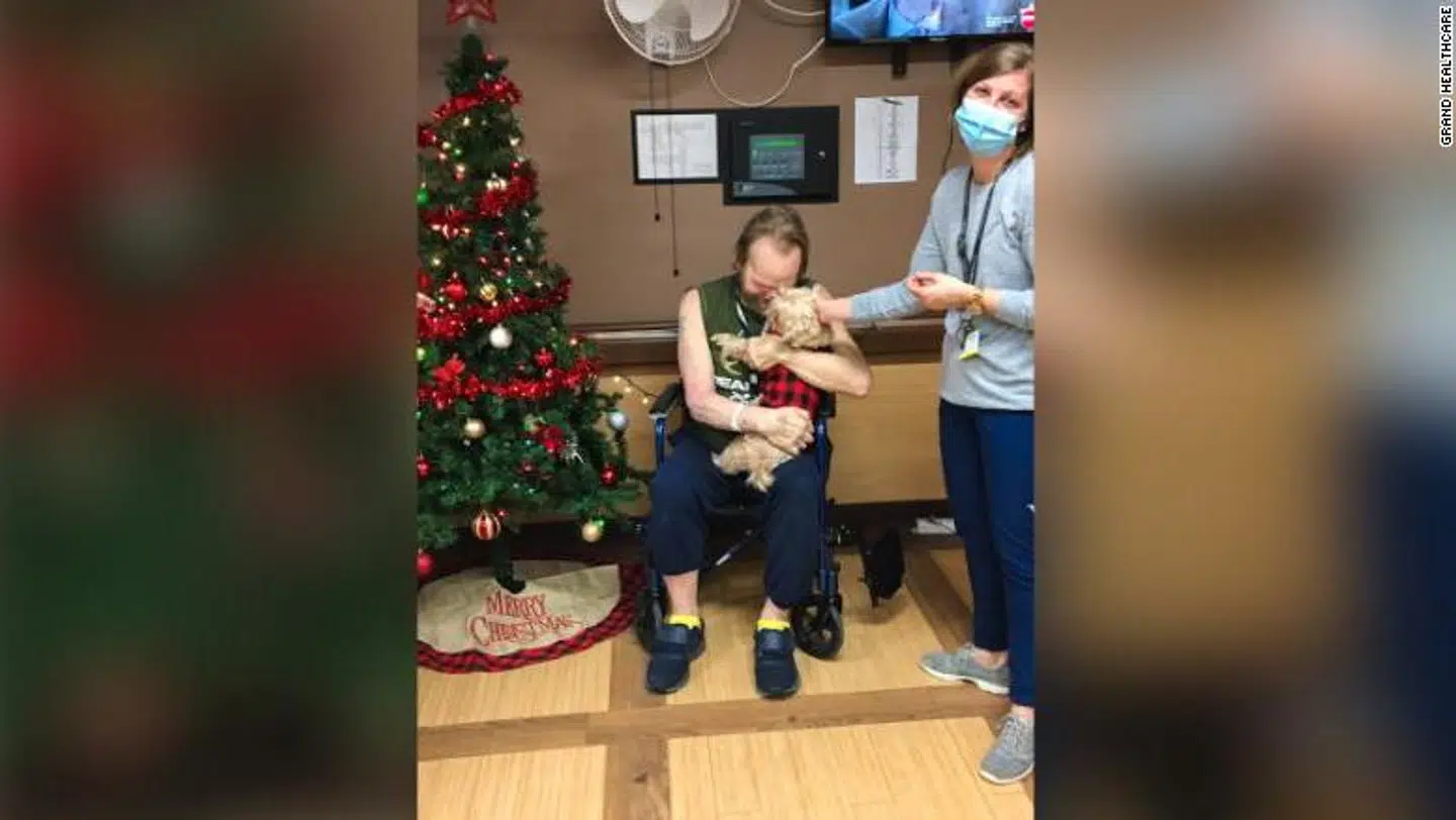 John Burley i omfavnelse med hunden Boomer. Jennifer Smith til højre i billedet.