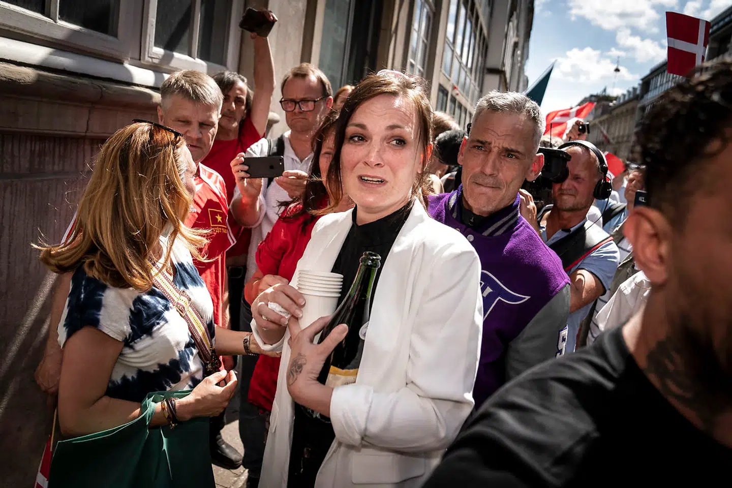 Nanna Skov Høpfner blev løsladt, efter at Østre Landsret afviste at bruge den særlige coronaparagraf. Derfor fik hun nedsat sin straf fra to års fængsel til 60 dages fængsel efter en dramatisk coronademonstration.