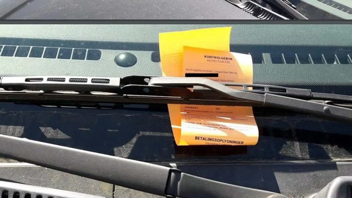 Dette syn mødte Sven Panch Pedersen, da han kom tilbage til sin bil efter et kort smut i Jysk på Grønløkkevej i Odense tilbage i april 2019. Men selvom p-skiven ikke var sat, var bøden ikke berettiget, fastslår afgørelse.