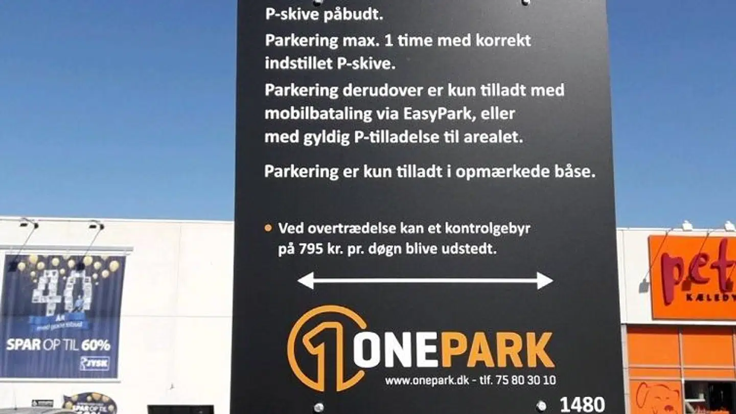 Sven Panch Pedersen tog billedet her af parkeringsskiltene på Grønløkkevej i Odense, efter han have fået en bøde i 2019. Som det fremgår, er standsning ikke forbudt.