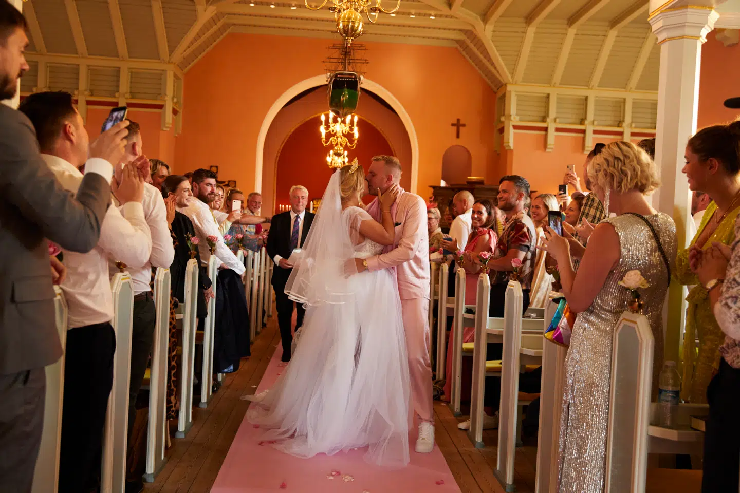 Kærlighed på kirkegulvet.