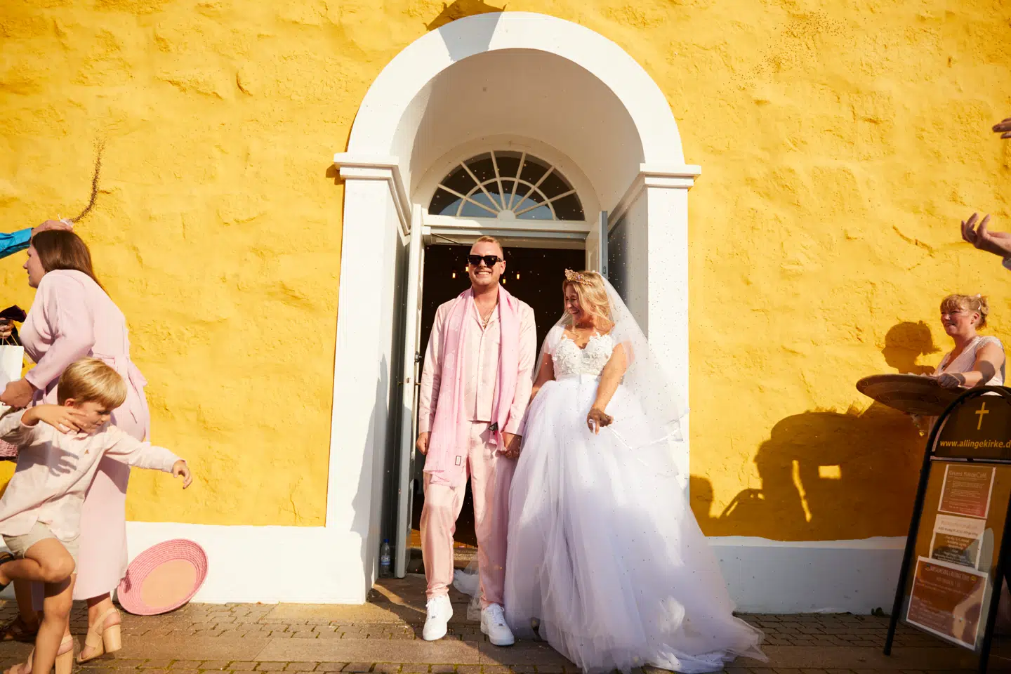 Da Maria og Pelle Peter trådte ud af kirken, var det med et nyt efternavn, Jencel. En fusion mellem deres gamle efternavne.