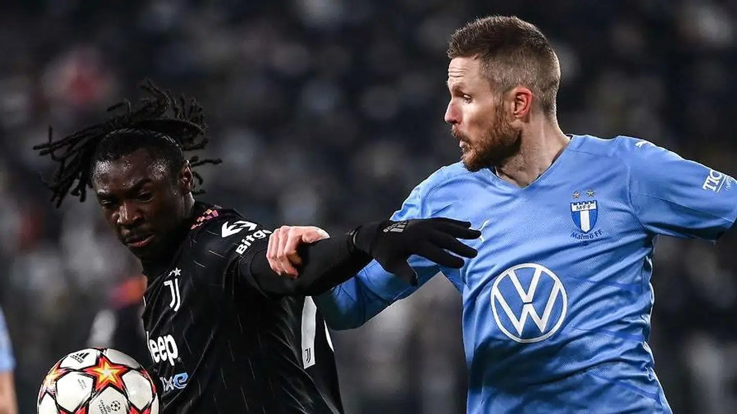 Lasse Nielsen i nærkamp med Juventus-angriberen Moise Kean under en Champions League-kamp i Torino.