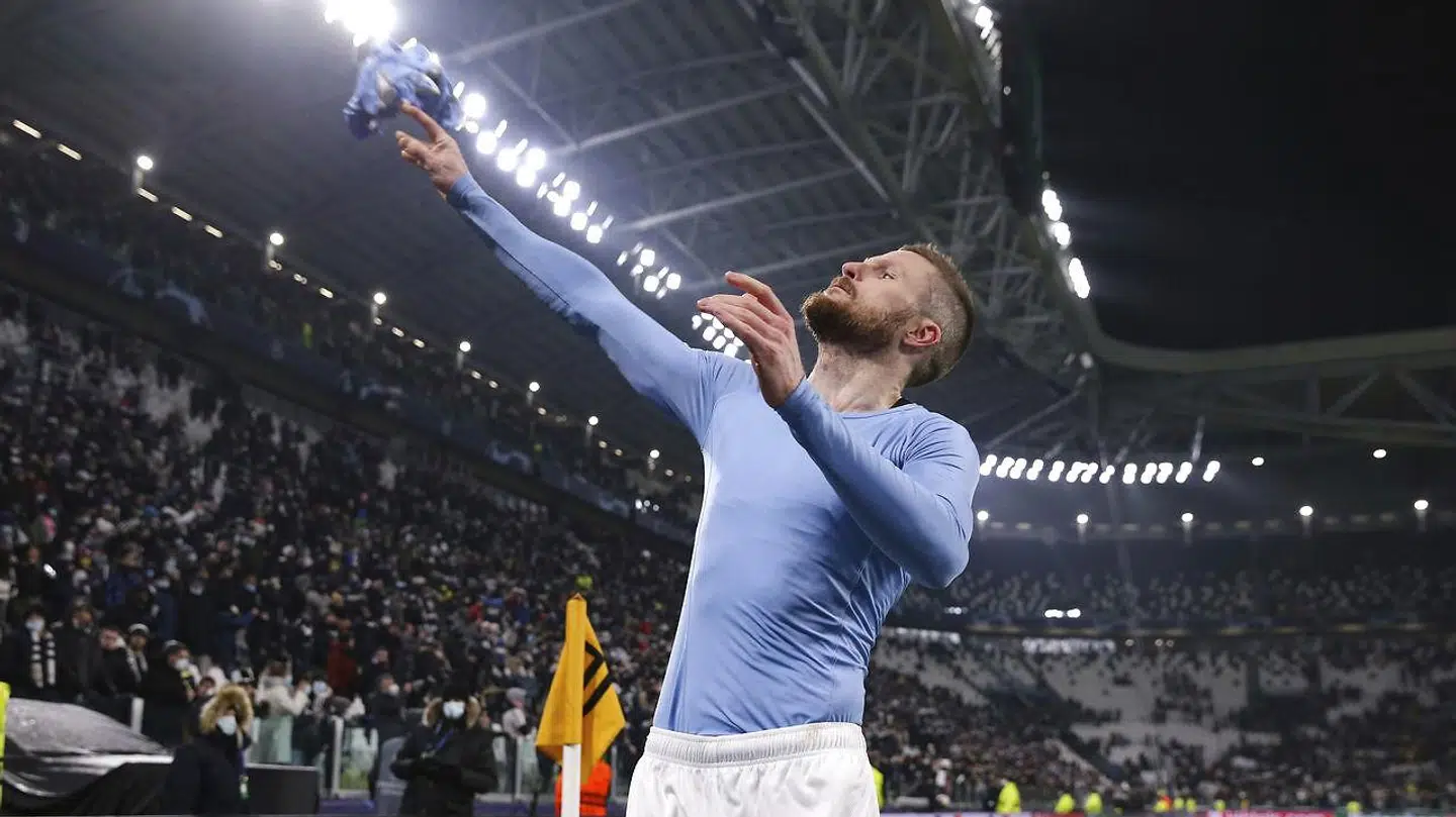 Efter den sidste Champions League-kamp i december smider Lasse Nielsen sin Malmö-trøje ud til de medrejsende fans.