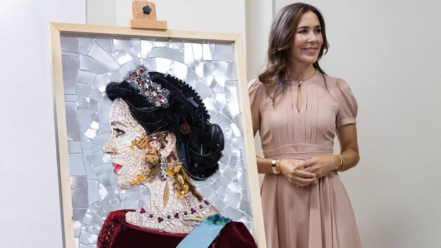 Kronprinsesse Mary fik dette portræt under turen til Milano. Et kunstværk lavet af 50 forskellige genbrugsmaterialer.