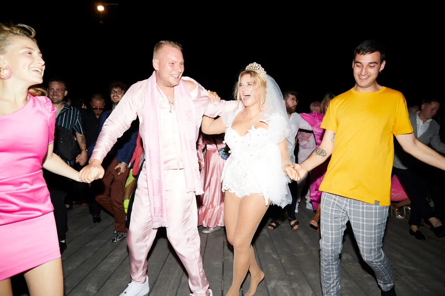 Efter middagen blev der danset zorba på taget af Hammershus.