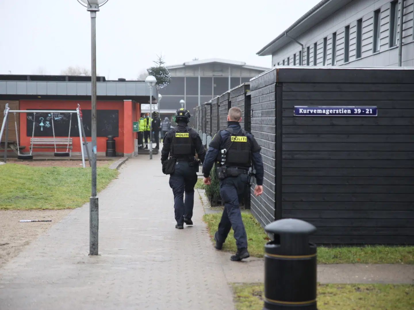 I jagten på de to efterlyste gennemførte en større politistyrke torsdag formiddag en aktion i Urbanplanen på Amager, som dog ikke umiddelbart gav resultat.
