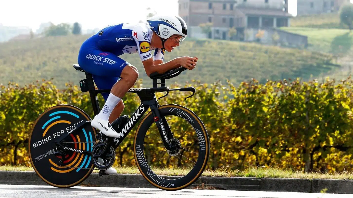 Mikkel Honoré med italienske vinmarker som bagtæppe under Giro d'Italia.