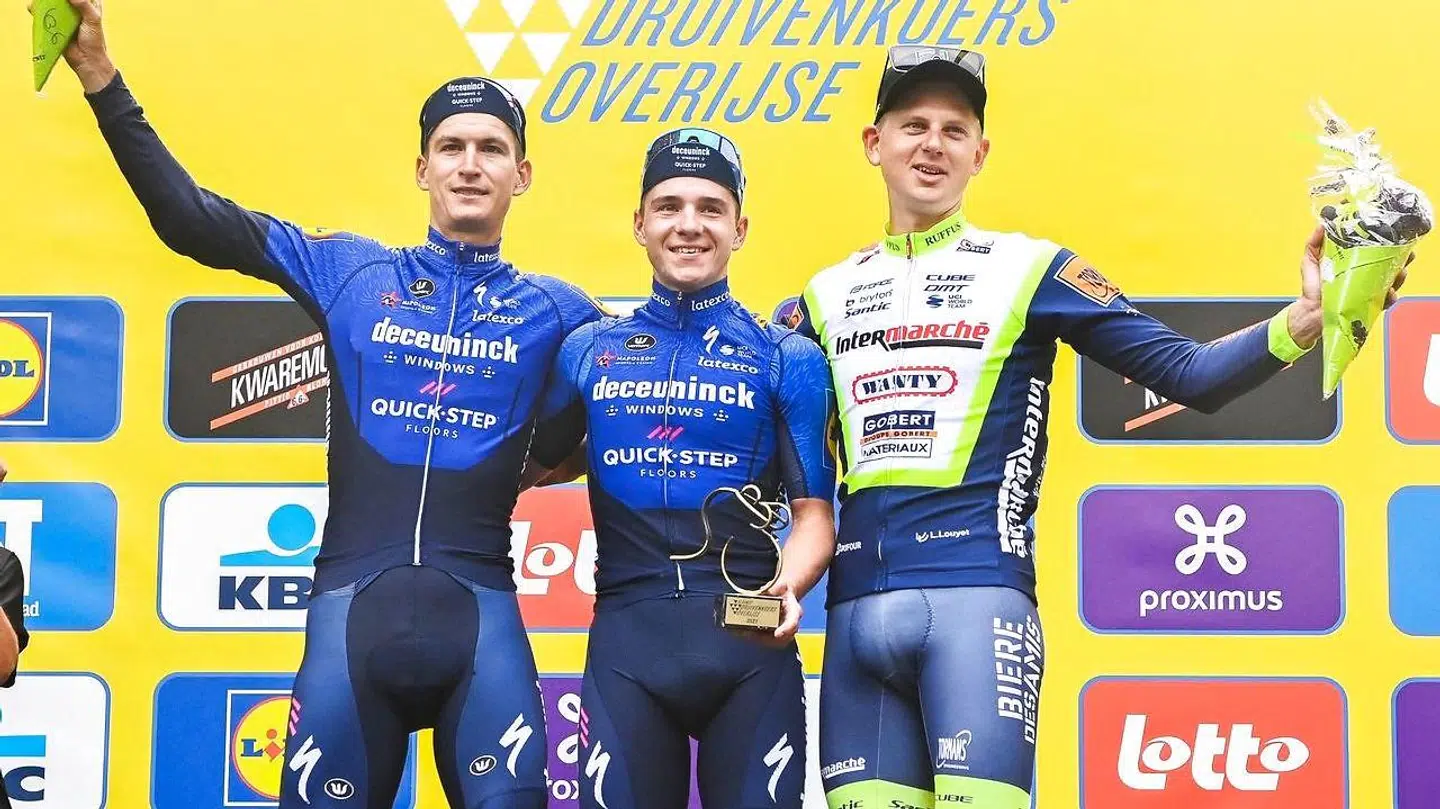 Mikkel Honoré – yderst til venstre – på podiet efter sin andenplads ved det belgiske løb Druivenkoers – Overijse i august. I 2021-sæsonen kørte danskeren imponerende 17 top-10-placeringer hjem.