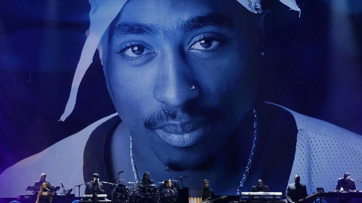 Tupac Shakur blev 25 år og døde, da han blev skudt fire gange af en endnu ukendt gerningsmand i et lyskryds i Los Angeles tilbage i 1996. Her ses mindehøjtideligheden for Tupac Shakur under Rock & Roll Hall of Fame-indsættelsesceremonien i 2017, hvor Alicia Keys optræder i den indflydelsesrige, afdøde rappers ære. Myrdede Angela Kukawski var reviserende manager for Tupac Shakur dengang.