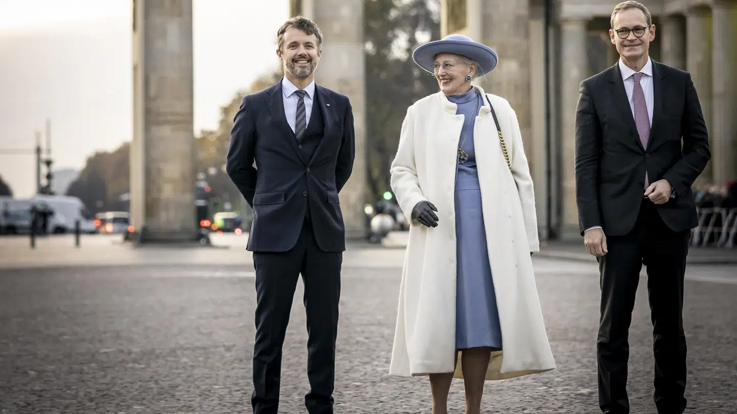 Dronning Margrethe og kronprins Frederik med Berlins borgmester, Michael Müller, foran Brandenburger Tor.