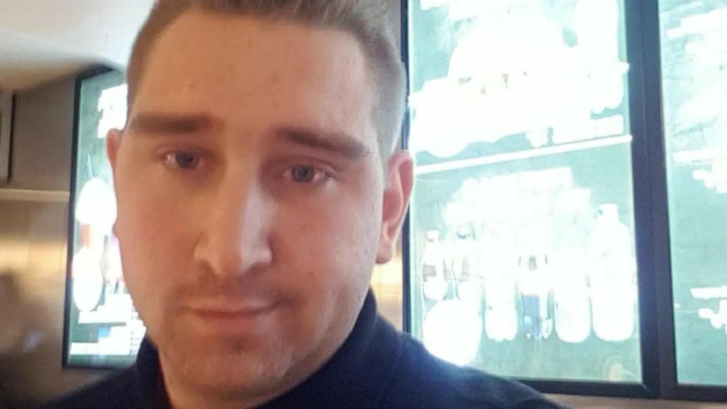 Steven Hansen er 29 år og bosat i Ishøj. Han bruger flere tusinde kroner på fyrværkeri.