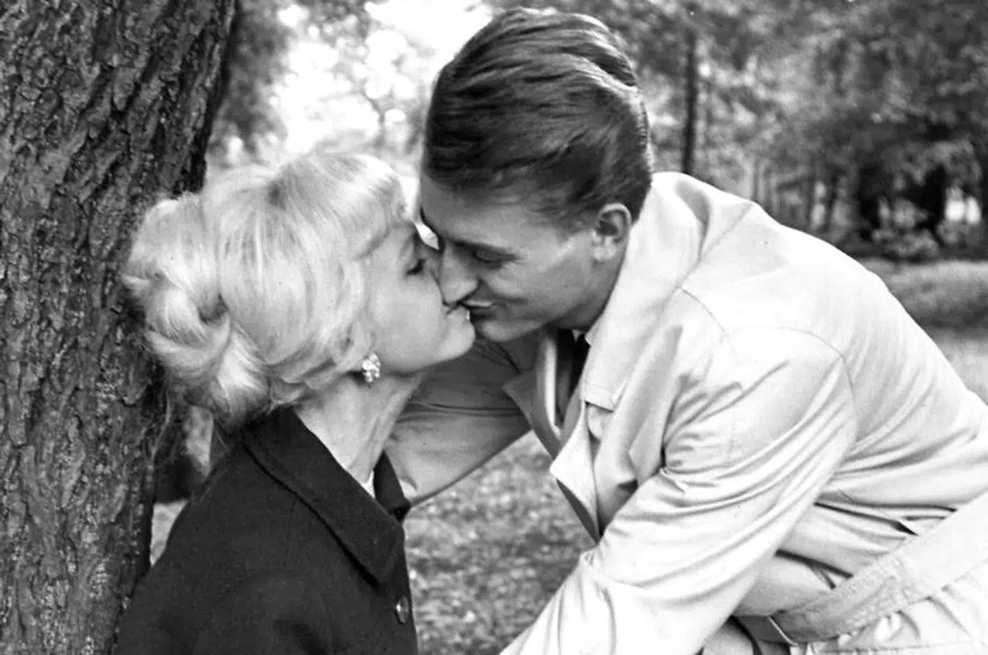 Keld Heick kysser sin udkårne, som dengang hed Hilda Nielsen.