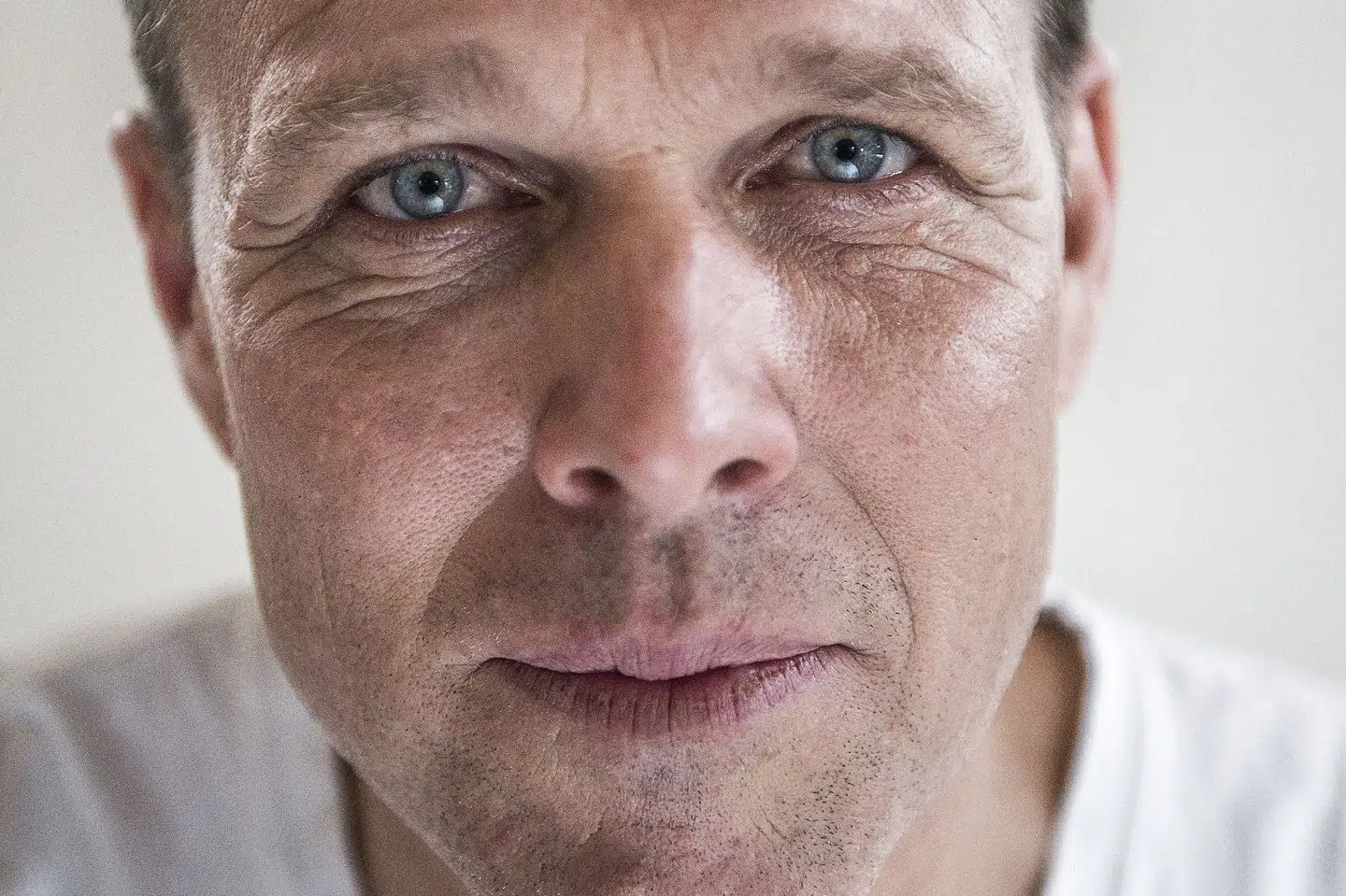 Mikkel Beha Erichsen og hans familie har aldrig været kede af at skulle rejse rundt i Danmark. Det har de måttet gøre igen i år på grund af corona. - Når vi har siddet på en lille palmeø et sted i verden, hvor det bliver buldrende mørkt klokken halv syv, mens det er 38 grader, har vi meget ofte snakket om, hvordan vi savnede de lyse skandinaviske nætter, siger den 55-årige tv-vært. (Arkivfoto). Søren Bidstrup/Ritzau Scanpix