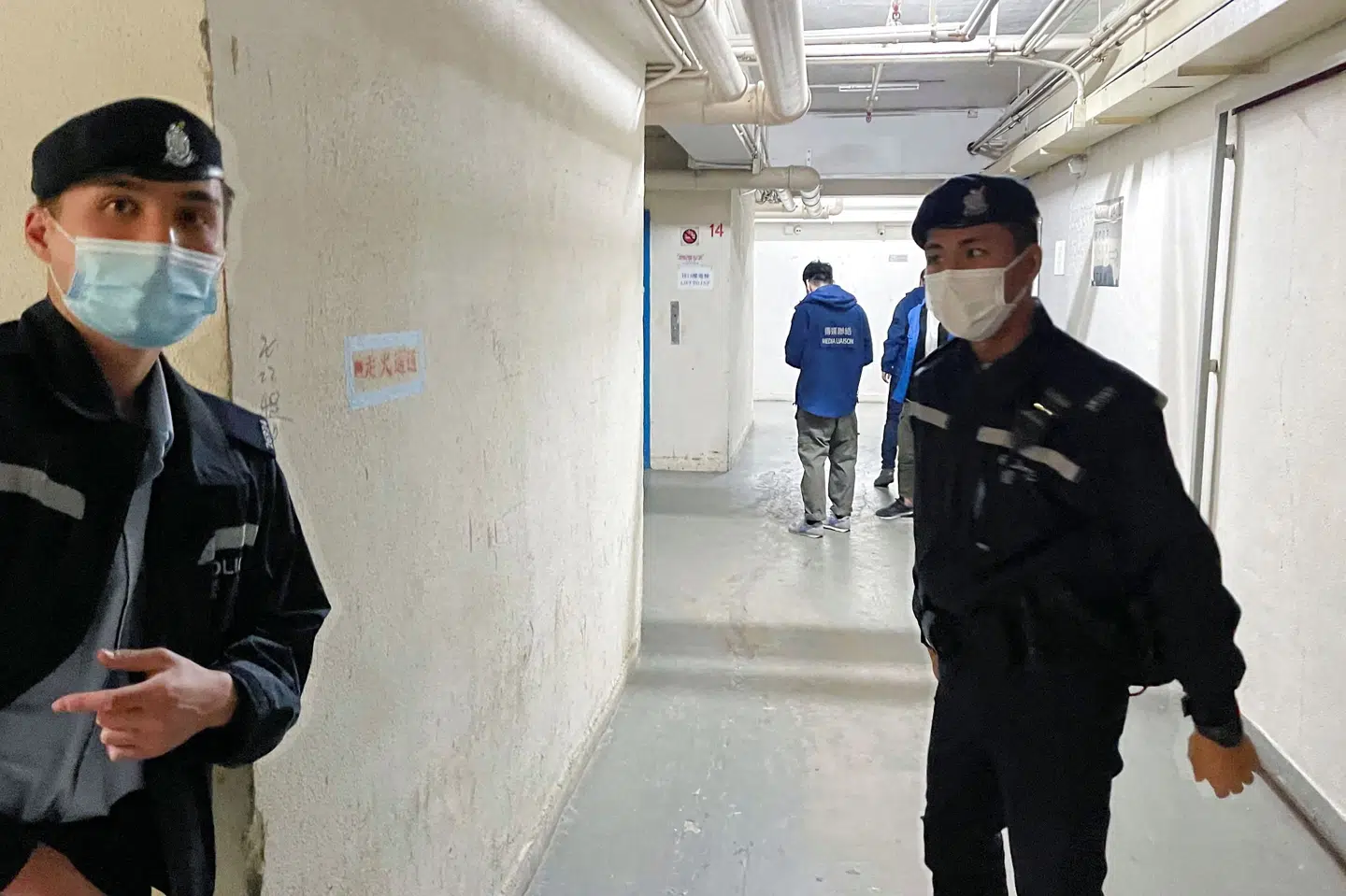 Betjente står vagt ved det hongkongske medie Stand News' kontor i Hongkong. James Pomfert/Reuters