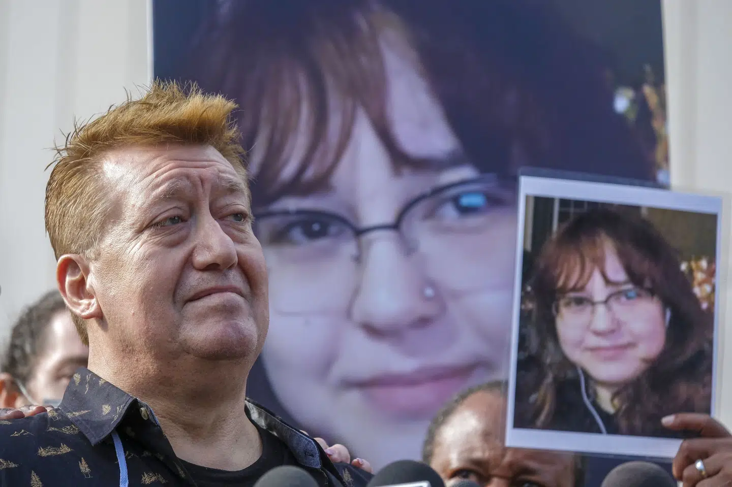 »Vi ønsker retfærdighed for vores datter,« sagde Juan Pablo Orellana, far til den dræbte teenager Valentina Orellana-Peralta, på et pressemøde tirsdag i Los Angeles. Ringo H.w. Chiu/Ritzau Scanpix