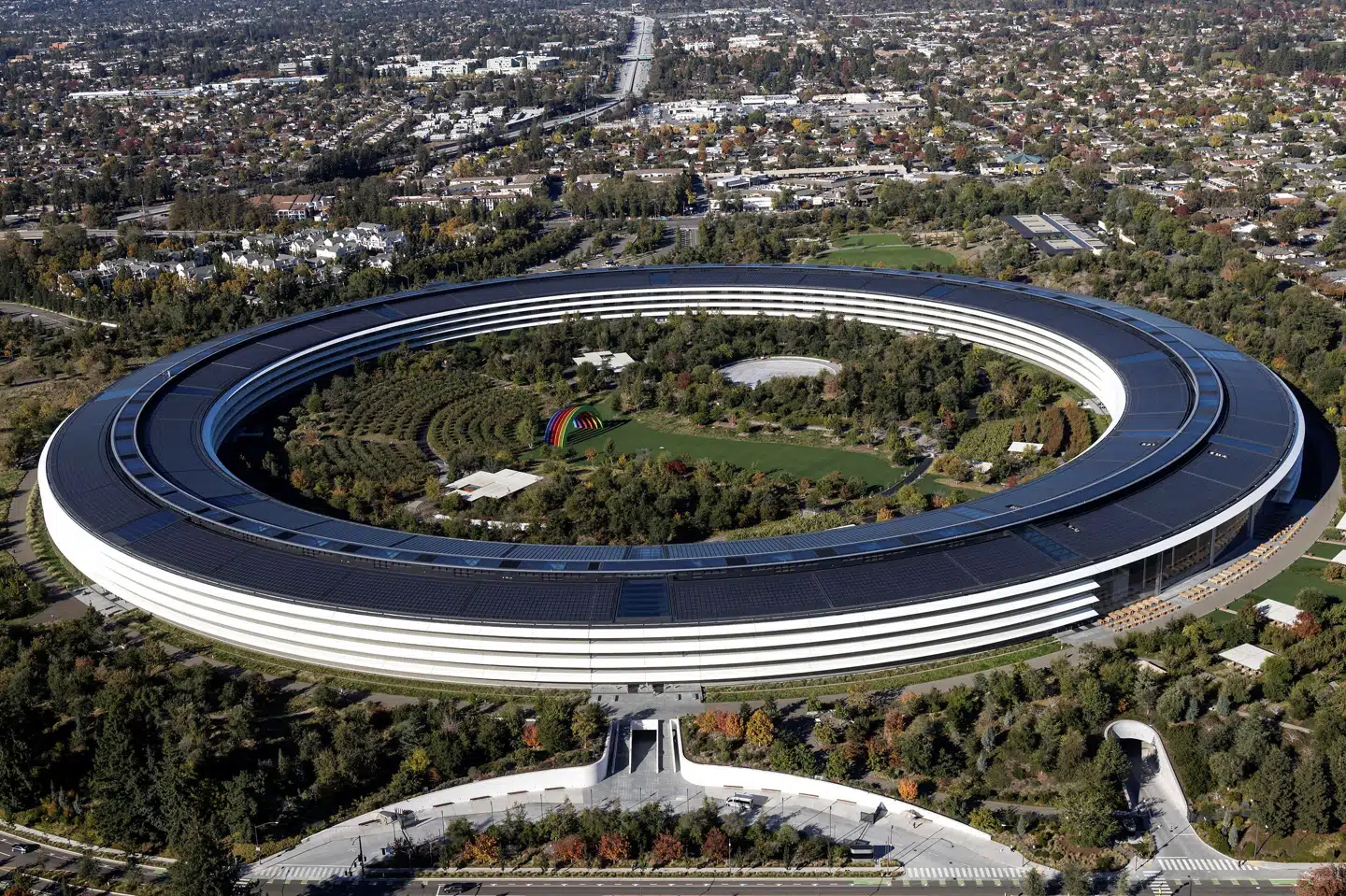 Over 12.000 ansatte arbejder i Apples hovedkvarter i byen Cupertino i den amerikanske delstat Californien. Cupertino regnes som en del af Silicon Valley, som er kendt for at huse massevis af it-selskaber. (Arkivfoto). Carlos Barria/Reuters