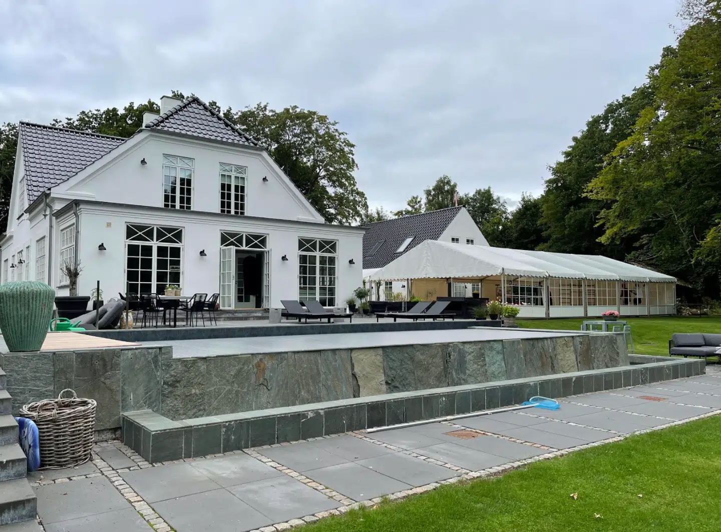 Teltet i baghaven ved parrets hjem i Varde overlevede nattens uvejr og stod lørdag den 7. august klar til fest. Privatfoto