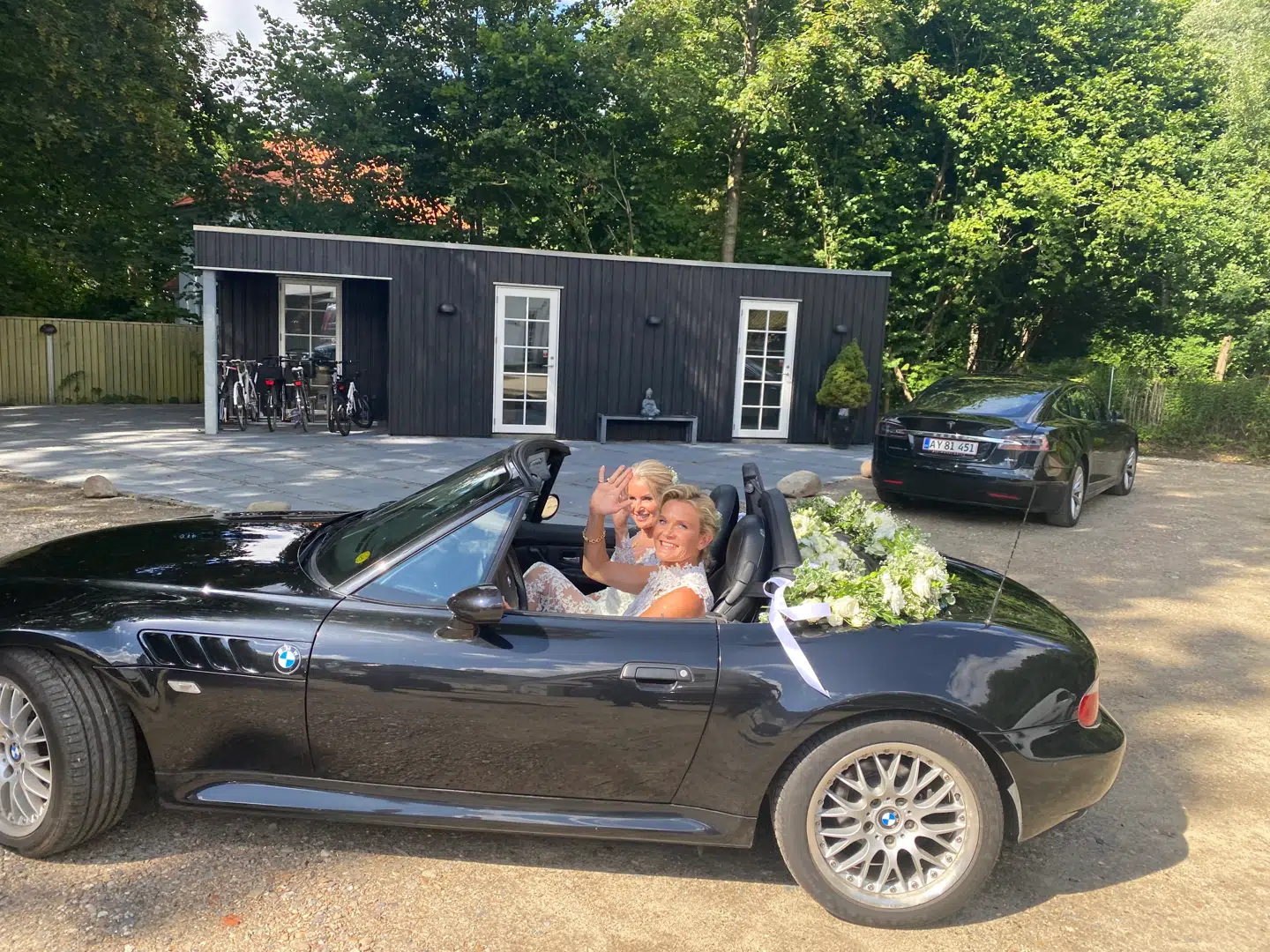 Turen til kirken, tog brudeparret i en åben BMW. Privatfoto