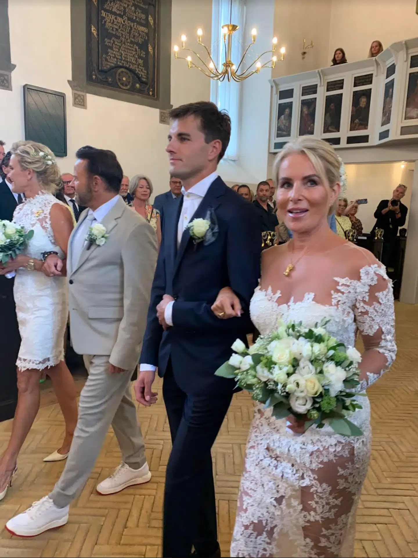 Dennis Knudsen og Christina Jørgensens søn, Philip, fulgte brudeparret til alters. Privatfoto.