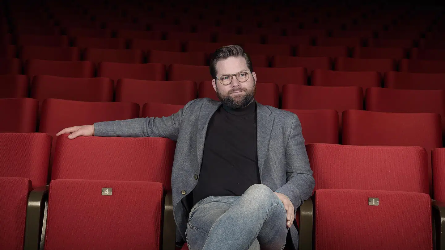 Direktør Nicolaj Holm har store armbevægelser, når han skal beskrive de musikalske ambitioner for AKKC.