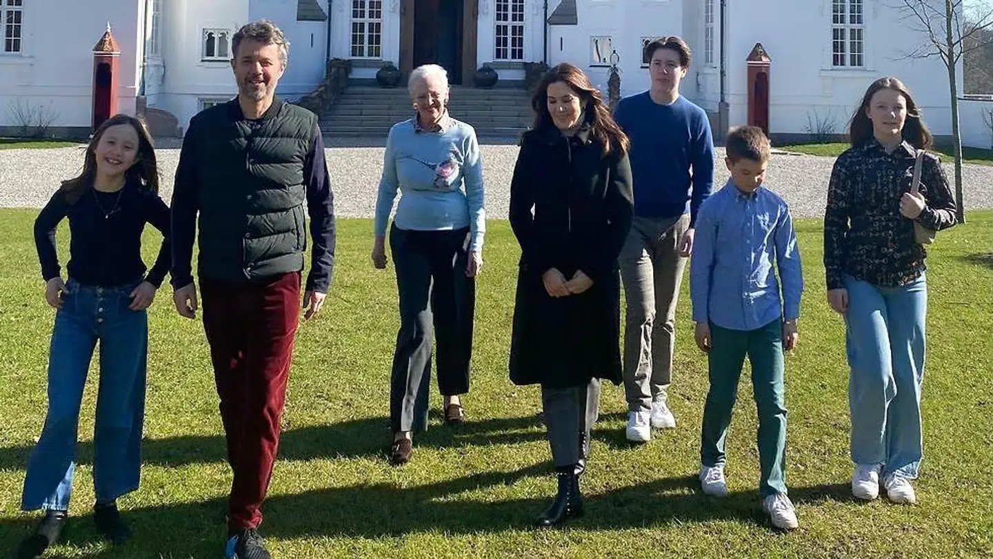 Dronning Margrethe, kronprins Frederik, kronprinsesse Mary, prins Christian, prinsesse Isabella, prins Vincent og prinsesse Josephine holdt påske på Marselisborg Slot i Aarhus.