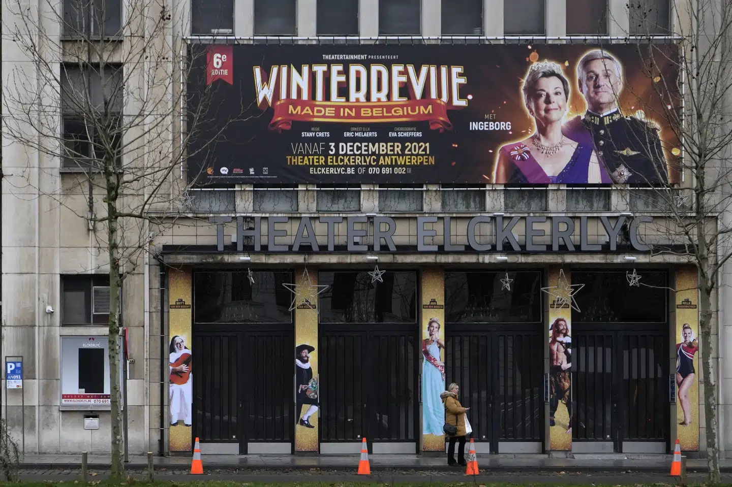 En kvinde går forbi et lukket teater i den belgiske by Antwerpen. Regeringen besluttede i sidste uge, at kultursteder skulle lukke for at begrænse coronasmitte, men den beslutning vil landets øverste administrative domstol ikke umiddelbart godtage. Virginia Mayo/Ritzau Scanpix