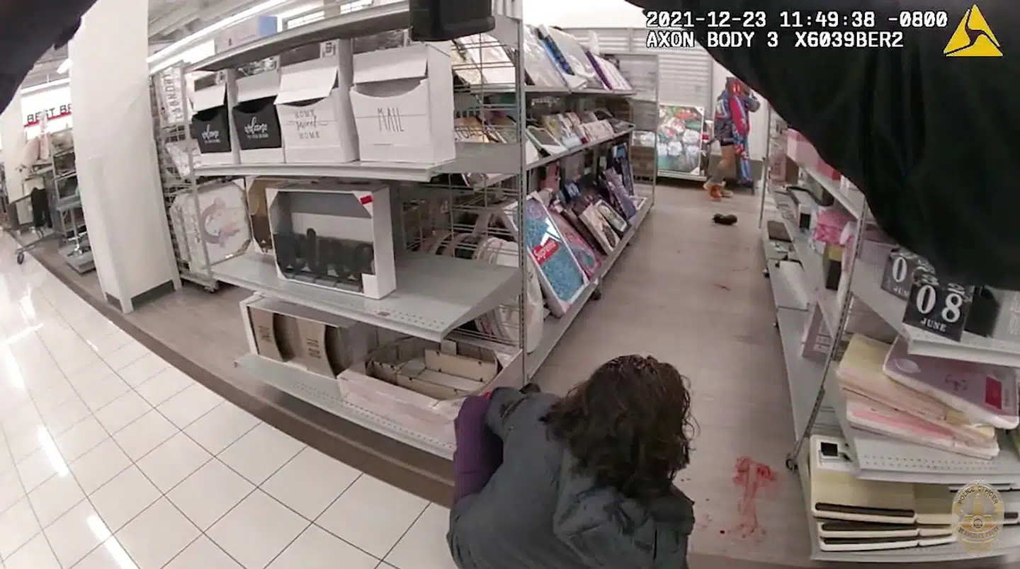 Politiet har fået øje på Daniel Elena Lopez bagest i rummet. Sekunder senere er han død. I forgrunden ses kvinden, der har blødt på gulvet.