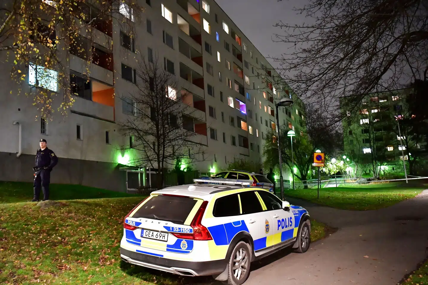 Politibiler ved boligblok i forstad til Stockholm i sidste måned efter formodet skudepisode. 330 skudepisoder og 46 drab i 2021 er ifølge kriminolog gennemsnitlige tal for et år i Sverige. Tt News Agency/Reuters
