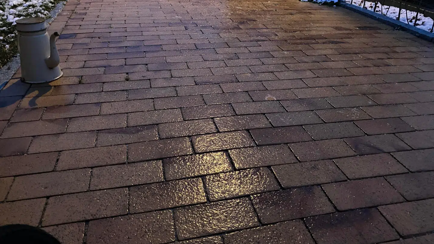 I Odense er borgerne stået op til isslag. Derfor advarer Fyns Politi og ekstremt glatte stier og veje.