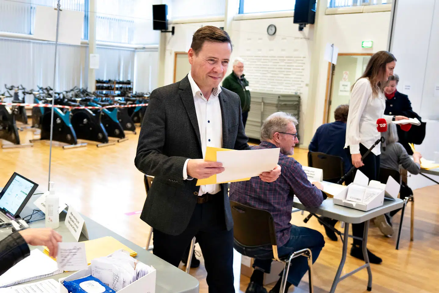 Thomas Kastrup-Larsen stemmer på valgstedet Haraldslund i Aalborg tirsdag den 16. november 2021. (Foto: Henning Bagger/Ritzau Scanpix)