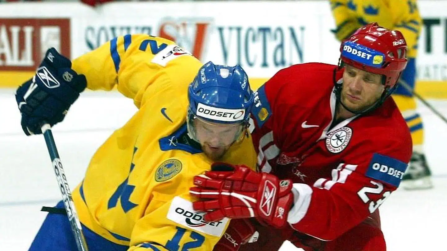 Den svenske superstjerne, Daniel Sedin i nærkamp med Frederik Åkesson under A-VM i Østrig i 2005.