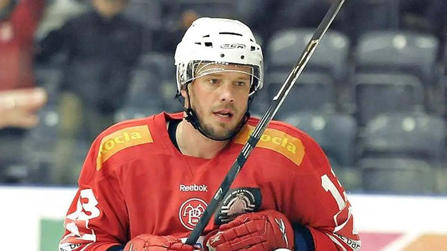 Ishockeylegenden Ronny Larsen i sin aktive karriere for AaB Ishockey, hvor han var holdkammerat med Frederik Åkesson i mange år. De to Aalborg-drenge stod dog pludselig overfor hinanden som assistsenttrænere i hhv. White Hawks og Pirates.