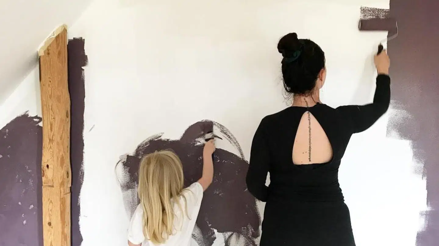 Her er mor og datter igang med malerpenslerne i det nye hjem i den gamle landsbyskole.